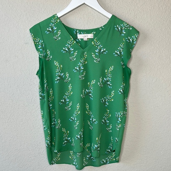 LOFT V Neck Flutter Sleeve Green Floral Blouse Size MP - Picture 1 of 11